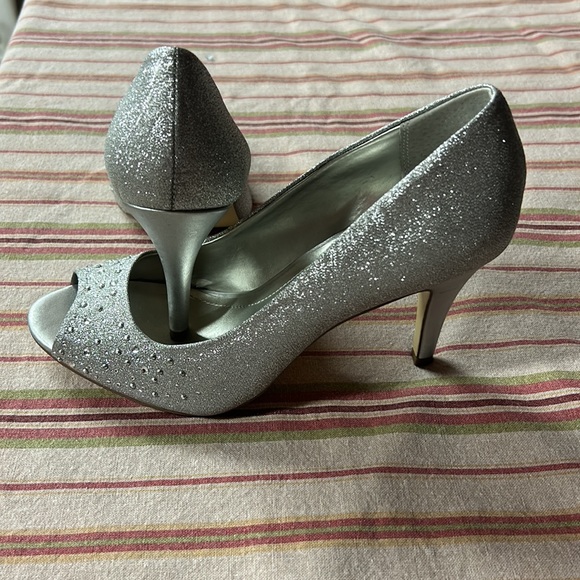 Style and Co silver sparkly open toe shoes size 7.5 - Picture 4 of 4